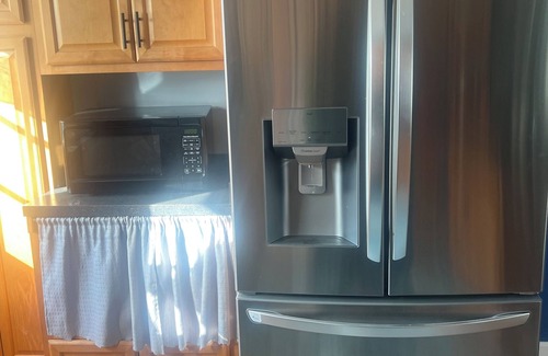 Fiskeville Apartamento | Charming 3-bedroom duplex with study space, WiFi in cool Hope Scituate.