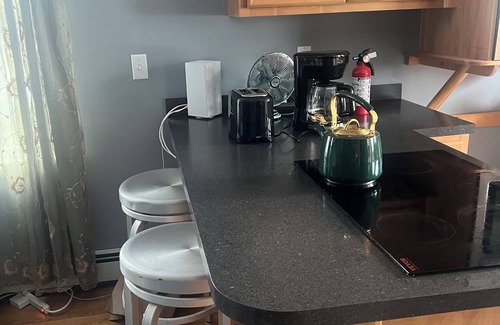 Fiskeville Apartamento | Charming 3-bedroom duplex with study space, WiFi in cool Hope Scituate.