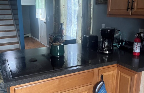 Fiskeville Apartamento | Charming 3-bedroom duplex with study space, WiFi in cool Hope Scituate.