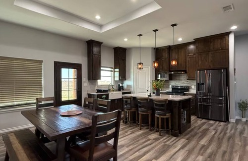 Valley View Otro | Charming 3-bedroom farmhouse with WiFi, AC in scenic Valley View