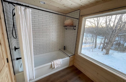 Charlotte Otro | Charming 3-bedroom farmhouse with WiFi in Historic Charlotte, TN