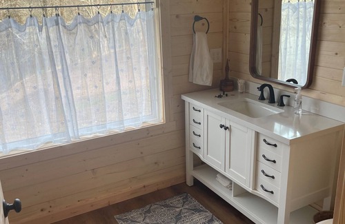 Charlotte Otro | Charming 3-bedroom farmhouse with WiFi in Historic Charlotte, TN