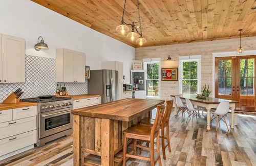 Lebanon Otro | Charming 3-bedroom Farmhouse in the Seacoast