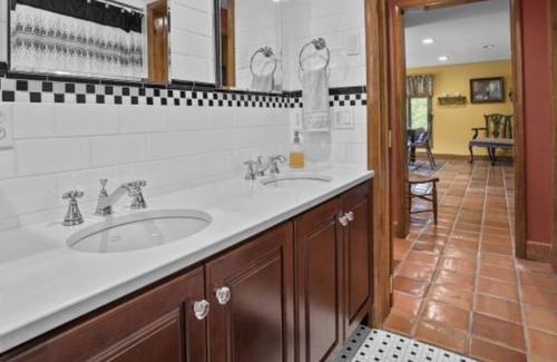 Windsor Otro | Charming 3 bedroom farmhouse with AC, fitness room in amazing Windsor NY