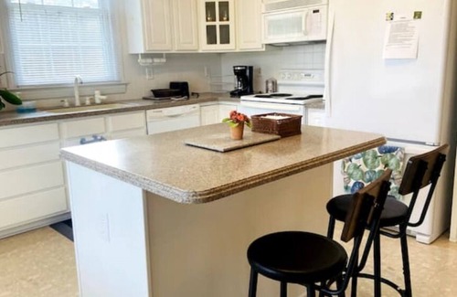 McCain Otro | Charming 3-bedroom farmhouse in terrific Durham with AC, WiFi