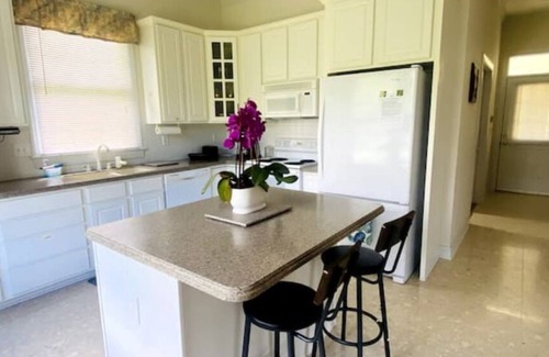 McCain Otro | Charming 3-bedroom farmhouse in terrific Durham with AC, WiFi