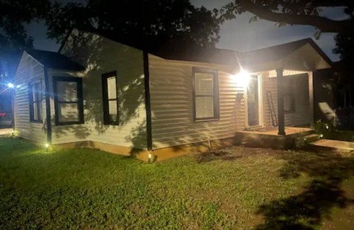 Fort Worth Cultural District Casa | Charming 3-bedroom house in delightful Fort Worth with WiFi, AC