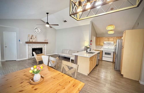 Lewisville Casa | Charming 3-bedroom house in delightful Lewisville with AC, WiFi