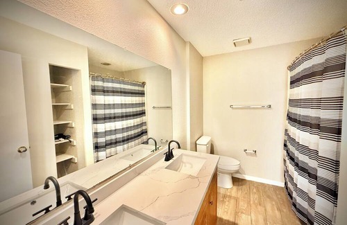 Lewisville Casa | Charming 3-bedroom house in delightful Lewisville with AC, WiFi