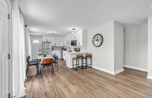 Streamwood Casa | Charming 3-bedroom house in Streamwood with AC, WiFi