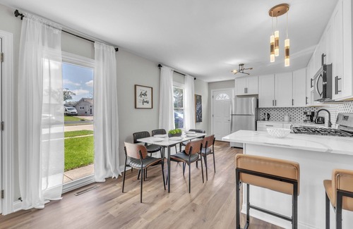 Streamwood Casa | Charming 3-bedroom house in Streamwood with AC, WiFi