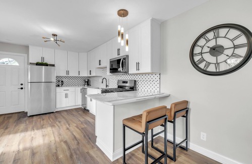 Streamwood Casa | Charming 3-bedroom house in Streamwood with AC, WiFi