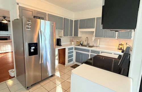 Sea Breeze Casa | Charming 3-bedroom house with AC and WiFi in Wilmington Sleeps 8