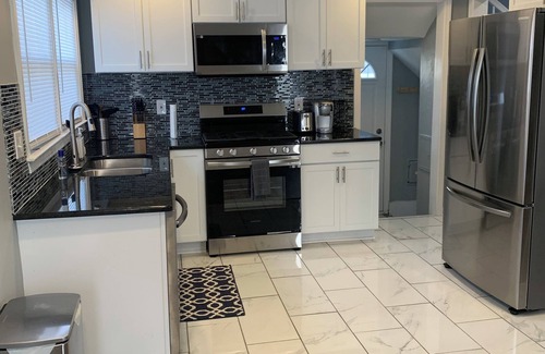 Detroit Casa | “Charming 3-Bedroom Hideaway – Your Home Away from Home Awaits!”