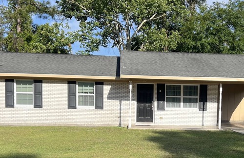 Country Club Estates Casa | Charming 3-bedroom house with AC and WiFi in Brunswick. Two night minimum stay.