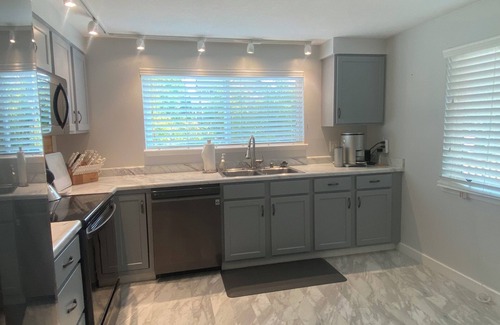 Corvallis Casa | Charming 3-bedroom house close to campus, hospital, and fun WiFi, AC, fireplace