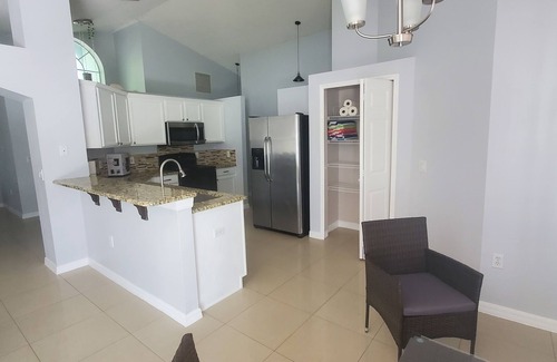 Crescent Lakes Casa | Charming 3-bedroom house with WiFi, AC, Pool, Lake View, by Disney.