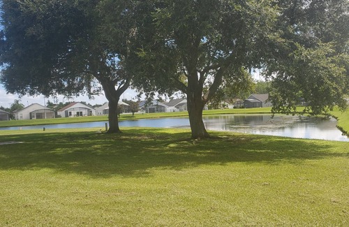 Crescent Lakes Casa | Charming 3-bedroom house with WiFi, AC, Pool, Lake View, by Disney.