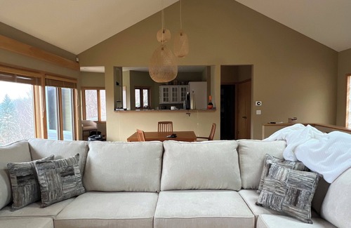 La Crosse Casa | Charming 3-bedroom house with WiFi and AC in beautiful La Crosse