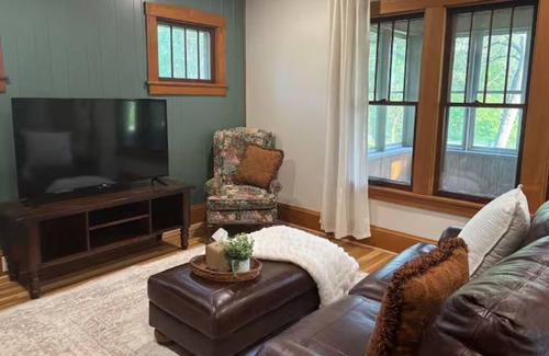 Lake Elmo Casa | Charming 3-bedroom house with WiFi, AC in lovely Lake Elmo