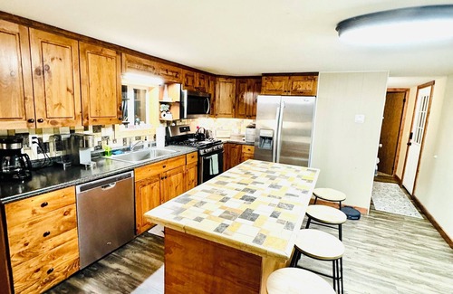 Manhattan Casa | Charming 3-bedroom house with hot tub in serene Manhattan