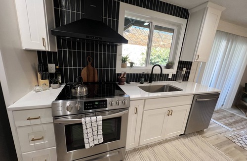 Milwaukie Casa | Charming 3-bedroom house with WiFi and AC in delightful Milwaukie!