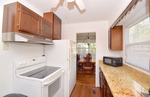 Oak Ridge Casa | Charming 3 Bedroom house with detached garage.
