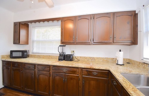 Oak Ridge Casa | Charming 3 Bedroom house with detached garage.