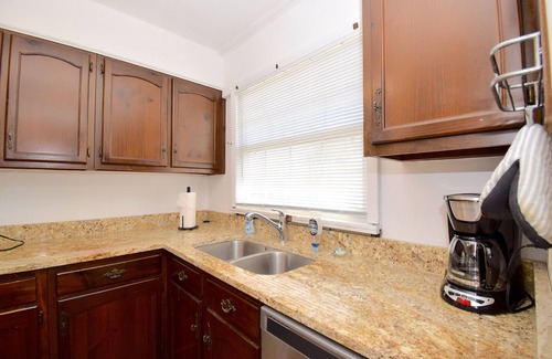 Oak Ridge Casa | Charming 3 Bedroom house with detached garage.