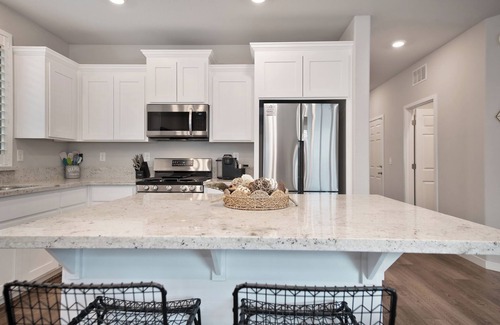 Roseville Casa | Charming 3-bedroom house with Hot Tub at the Sanctuary in West Roseville
