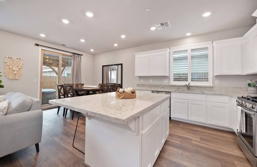 Roseville Casa | Charming 3-bedroom house with Hot Tub at the Sanctuary in West Roseville