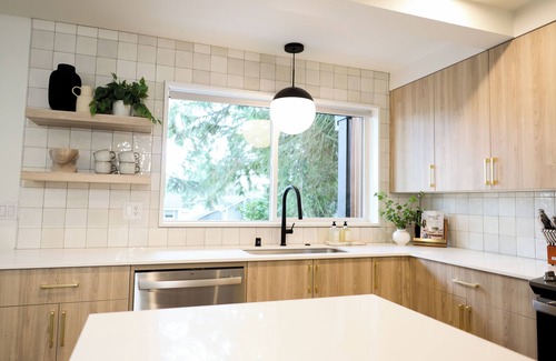 Lincoln Casa | Charming 3-bedroom House with Fire Place - Heart of Vancouver