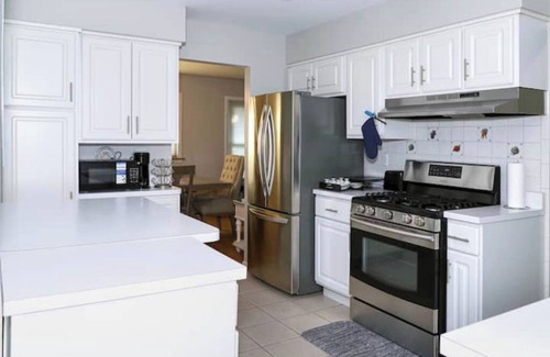 Glenview Casa | "Charming 3-Bedroom Home
