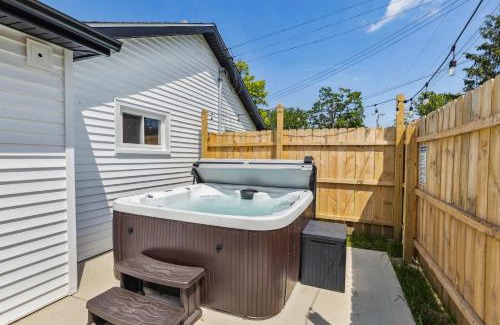 Vermilion Casa | Charming 3-Bedroom - Hot Tub & Game Room