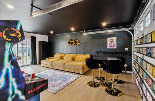 Vermilion Casa | Charming 3-Bedroom - Hot Tub & Game Room