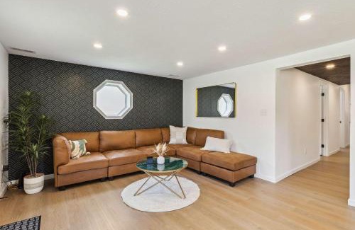 Vermilion Casa | Charming 3-Bedroom - Hot Tub & Game Room