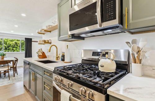 Vermilion Casa | Charming 3-Bedroom - Hot Tub & Game Room