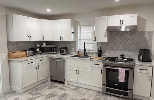 Brockton Casa | Charming 3-bedroom house with fast WiFi and is pet-friendly in Brockton
