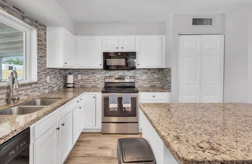 Glendale Casa | Charming 3-bedroom house in Glendale with WiFi,AC, POOL, & GRILL