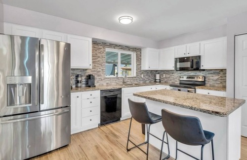 Glendale Casa | Charming 3-bedroom house in Glendale with WiFi,AC, POOL, & GRILL