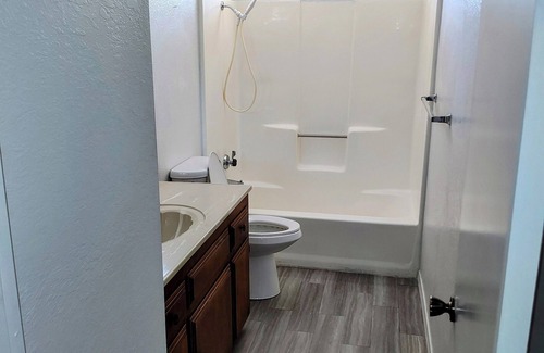 Hesperia Casa | Charming 3-bedroom house with WiFi and AC in Hesperia