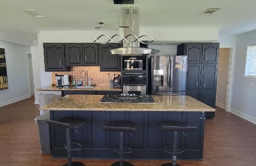 Kenner - Louis Armstrong International Airport Casa | Charming 3-bedroom house with WiFi, fitness room in peaceful Metairie