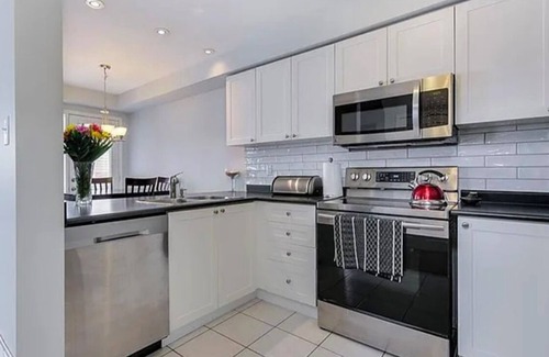 Barrie Casa | Charming 3-bedroom house with AC, WiFi in lovely Barrie