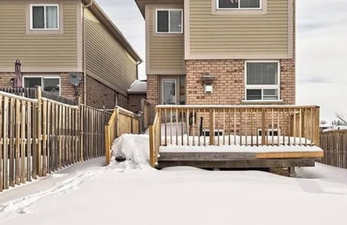 Barrie Casa | Charming 3-bedroom house with AC, WiFi in lovely Barrie