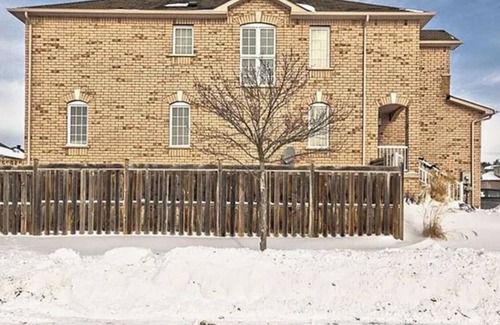Barrie Casa | Charming 3-bedroom house with AC, WiFi in lovely Barrie