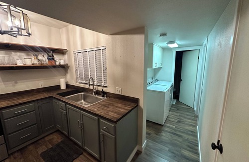 Oak Shores Casa | Charming 3-bedroom house in Oakshores with AC by the lake