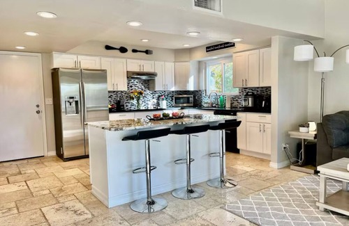 Artemina Casa | Charming 3-bedroom house in Gilbert by beautiful lakes with AC