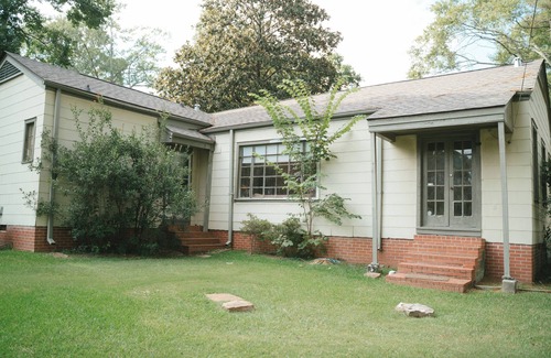 Tougaloo Casa | Charming 3-bedroom house in pleasant Jackson with AC, WiFi
