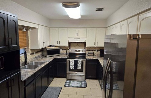 McAllen Casa | Charming 3-bedroom house in lovely McAllen with AC, WiFi, Swimming pool.