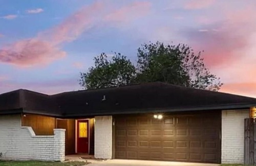 McAllen Casa | Charming 3-bedroom house in lovely McAllen with AC, WiFi, Swimming pool.